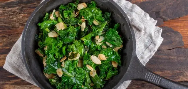 Jak przygotować jarmuż na patelni, by zachwycał smakiem i zdrowiem