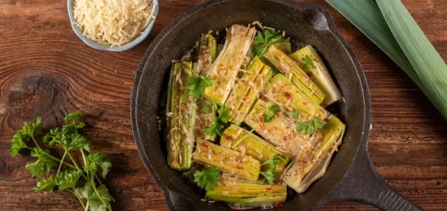 Parmezan z czym jeść? Odkryj najlepsze połączenia smakowe