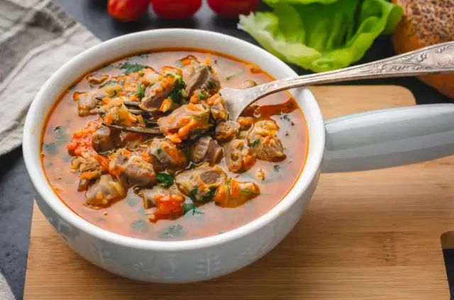 Gulasz z żołądków drobiowych: Miękkość i smak sprawdzony przepis