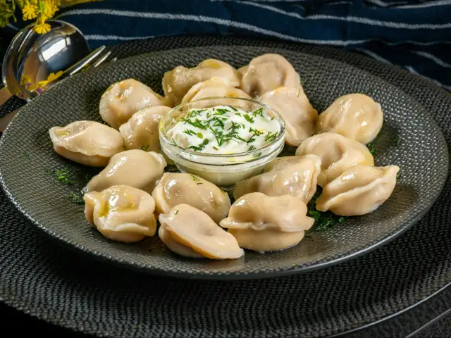 Jakie surówki do pierogów z mięsem naprawdę poprawią smak?