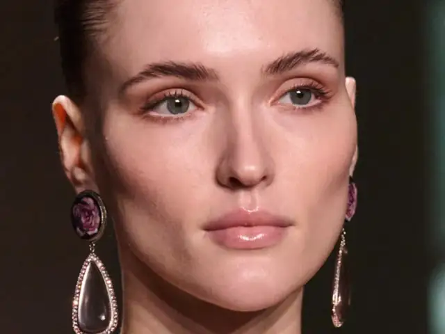 Olejki dla cery dojrzałej: 7 naturalnych eliksirów młodości