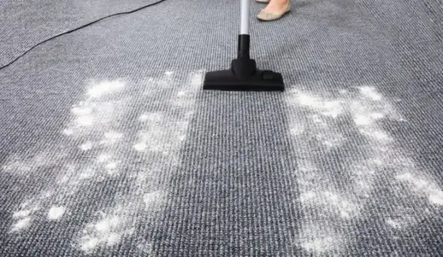 Jak skutecznie czyścić dywan pluszowy i unikać najczęstszych błędów