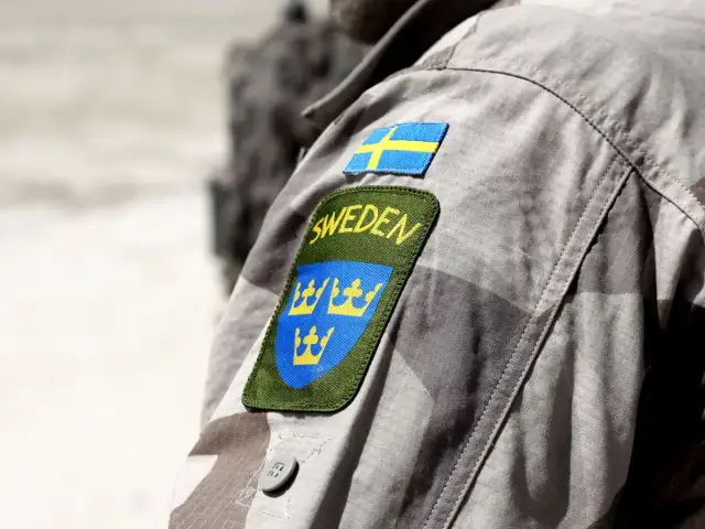 Naszywka z flagą Szwecji i herbem na mundurze wojskowym.