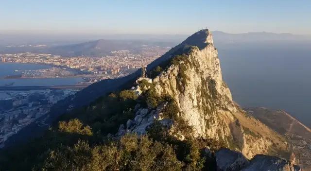 Gdzie leży Gibraltar? Odkryj jego niezwykłe położenie i znaczenie