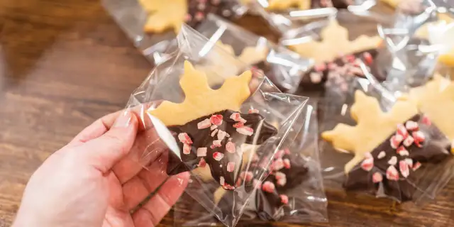 Jak pakować ciastka w celofan? Pięknie i świeżo krok po kroku.