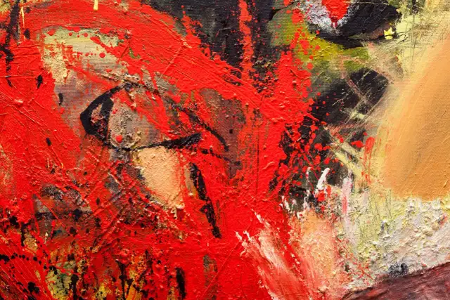 Abstrakcyjny obraz z dominującymi czerwonymi, czarnymi i żółtymi plamami farby.