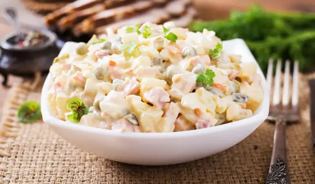 Ile kalorii ma sałatka warzywna z majonezem? Zaskakujące fakty!