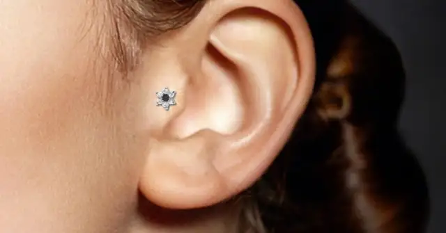 Ile kosztuje tragus? Pełny cennik: przekłucie, biżuteria, pielęgnacja