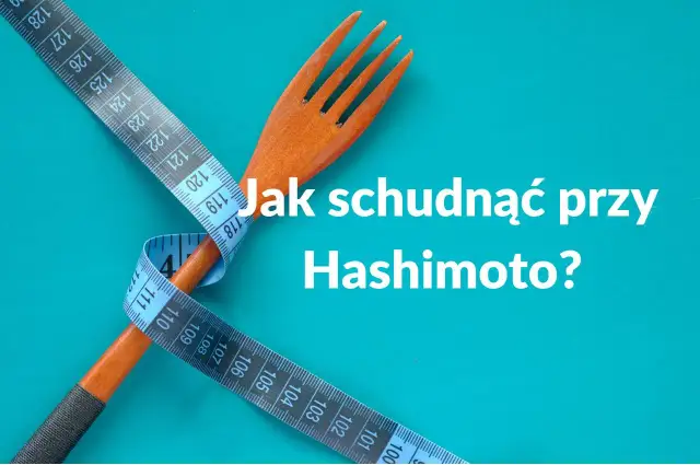 Miarka krawiecka owinięta wokół drewnianego widelca, z napisem "Jak schudnąć przy Hashimoto?". Kluczowe jest, co jeść przy Hashimoto żeby schudnąć.