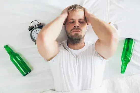 Czy alkohol szkodzi na kręgosłup? Poznaj niebezpieczeństwa i skutki