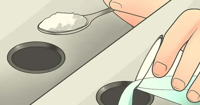 Sypanie sody do odpływu i zalewanie wodą to sposób na to, jak udrożnić rury zimnej wody.