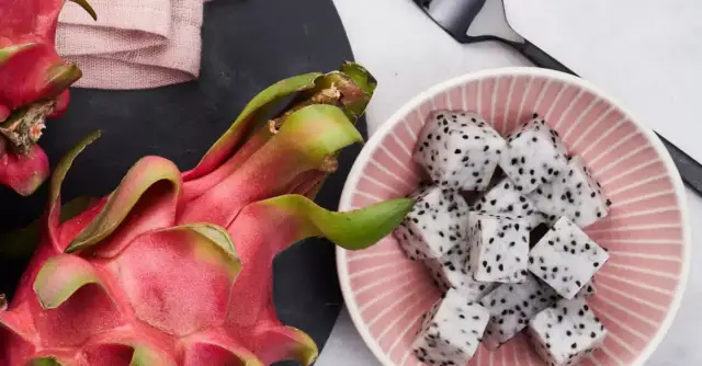 Kiedy jest sezon na smoczy owoc? Zobacz, kiedy go kupić i jeść