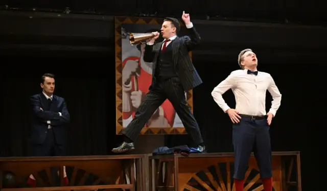 Teatr spektakle w Warszawie – odkryj najlepsze przedstawienia i recenzje