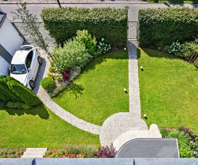 Jakie krzewy posadzić wzdłuż chodnika, by uniknąć problemów z pielęgnacją?