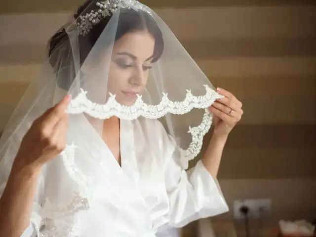 Jakie suknie najlepiej pasują do welonu hiszpańskiego? Oto odpowiedzi