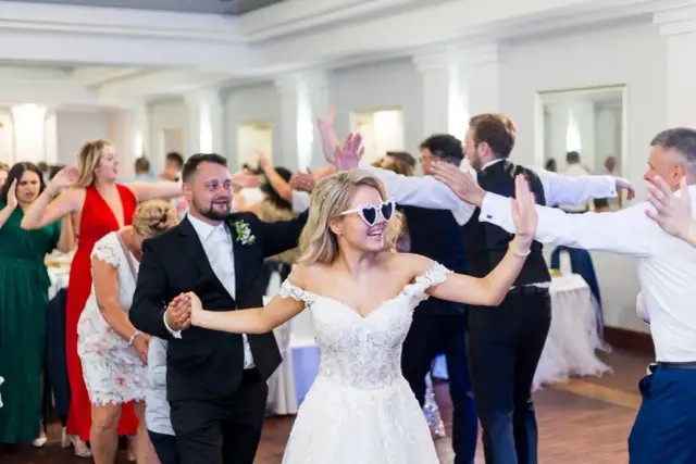 Ile kosztuje fotograf i kamerzysta na wesele? Ceny, które zaskoczą