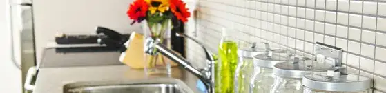 Co na ścianę w kuchni nad zlewem - praktyczne i stylowe rozwiązania