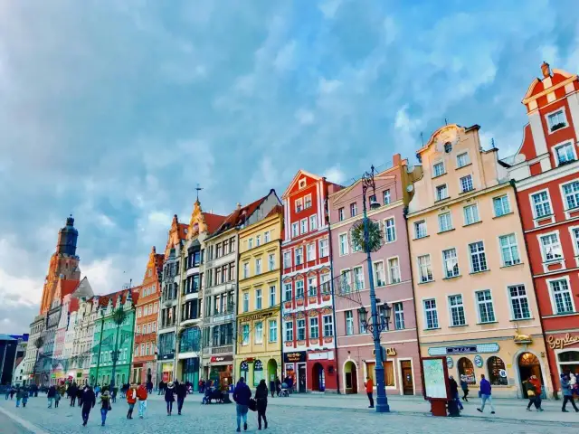 Kolorowe kamienice na Rynku we Wrocławiu, jednym z najpiękniejszych i najbardziej **ciekawe miasta w Polsce**.