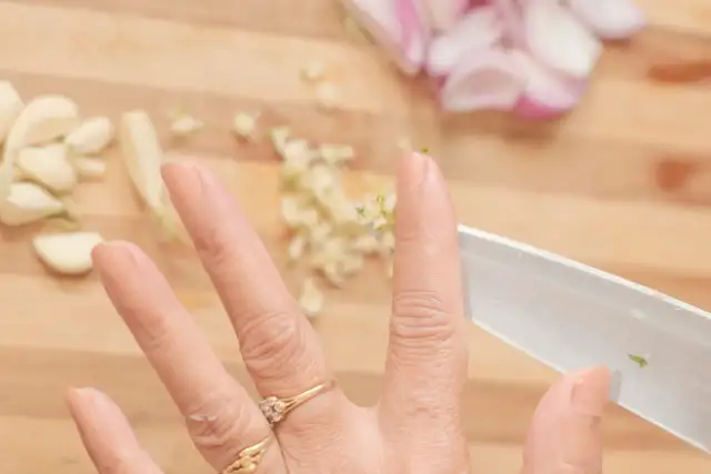 Zdrowe paznokcie: jak rozpoznać sygnały i dbać o ich kondycję?