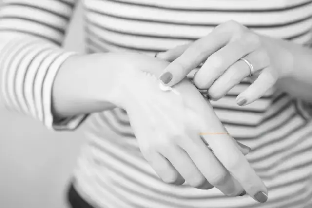 Jak usunąć blizny potrądzikowe w domu? Skuteczne i bezpieczne metody