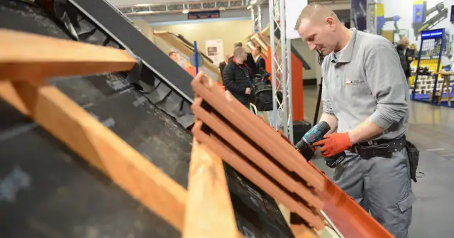 Dekarz na Dolnym Śląsku zarabia dobrze, co widać po jego zaangażowaniu w pracę z dachówką i narzędziami.
