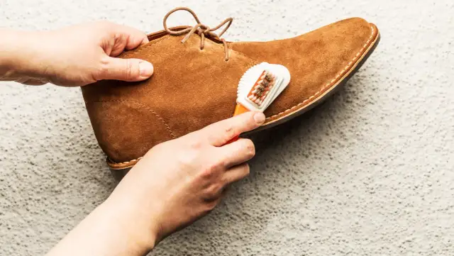 Zabłocone zamszowe buty? Oczyść je bezpiecznie i bez plam!