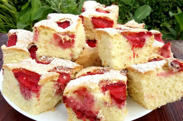 Tanie ciasto truskawkowe - prosty przepis, który zaoszczędzi Twój budżet