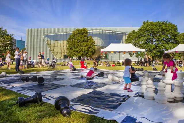 Gdzie z dzieckiem w Warszawie? Odkryj najlepsze atrakcje dla rodzin