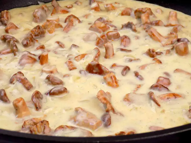 Jak zrobić sos z mrożonych kurek bez goryczki? Przepis krok po kroku