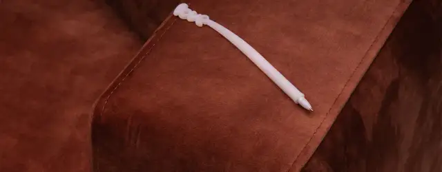 Skuteczne sposoby na zmycie długopisu z kanapy bez uszkodzeń