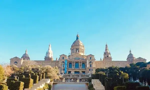 Barcelona noclegi: Gdzie najlepiej spać? Wybierz idealną dzielnicę.