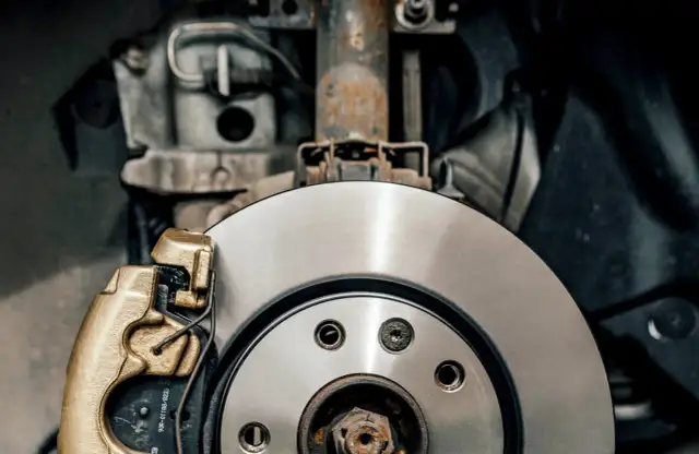 Para qué sirve el freno de pie y cómo garantiza tu seguridad al conducir