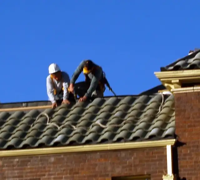 Dekarz: Kto to jest i co robi? Poznaj zawód od podszewki!