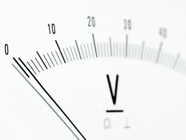 Jak długo ładować akumulator? Oblicz czas i uniknij błędów!