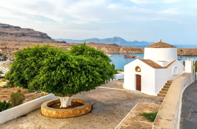 Ile trwa lot z Katowic na Rodos? Sprawdź czas przelotu i przesiadki