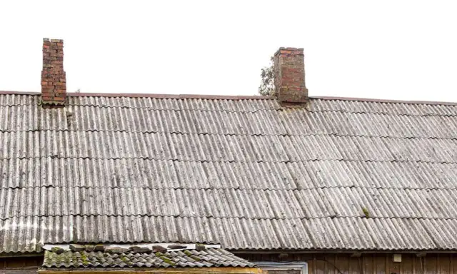 Ile kosztuje zdjęcie eternitu z dachu? Sprawdź, co wpływa na ceny