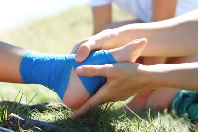 Skręcenie kostki: Gdzie iść po pomoc? Twój polski przewodnik