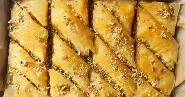 Pyszna baklava z ciasta francuskiego - łatwy przepis krok po kroku