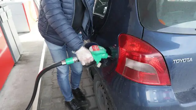 Ceny diesla w Polsce: 6,80-7,10 zł. Prognozy i triki na tańsze tankowanie