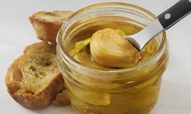 Jak zrobić oliwę z czosnkiem w prosty sposób i cieszyć się smakiem