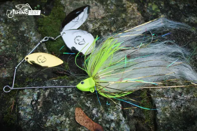 Metalowe przynęty na szczupaka: Jak łowić więcej?