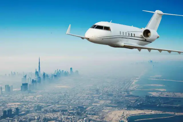 Lot do ZEA z Polski: Ile naprawdę trwa? Bezpośrednie vs. przesiadki