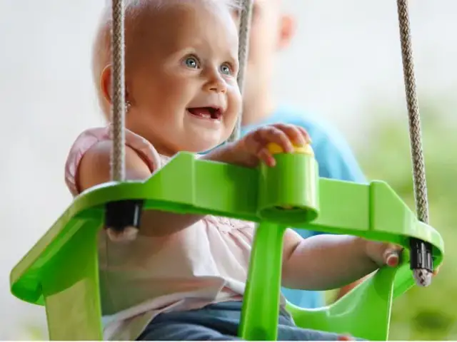 Huśtawka dla niemowlaka od kiedy? Poznaj bezpieczne wskazówki