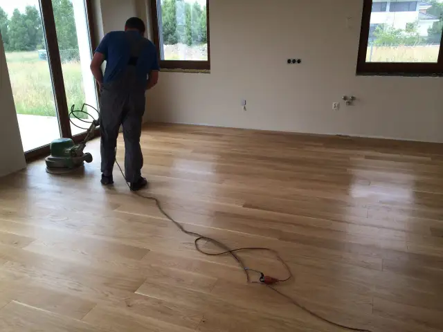 Czy cyklinowanie podłogi pyli? Poznaj prawdę o metodzie bezpyłowej.