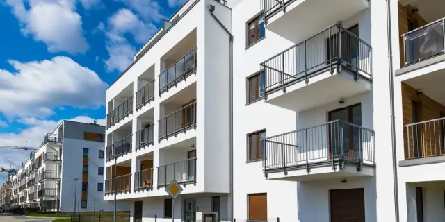 Deweloper czy developer – który termin jest właściwy w polskim?