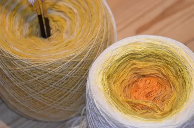 Jak zrobić długi rozpinany sweter na drutach? Poradnik krok po kroku