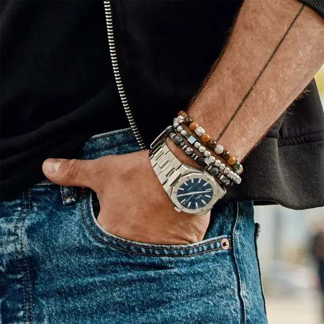 Męska bransoletka: Na której ręce? Z zegarkiem czy solo?