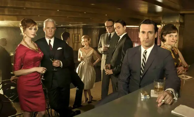 Jak się ubrać na imprezę firmową w klubie? Złoty środek elegancji