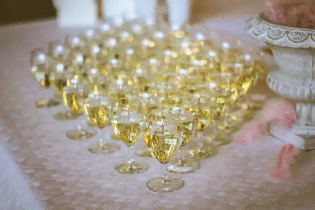 Ile alkoholu na wesele? Oblicz to precyzyjnie i nie przepłacaj!