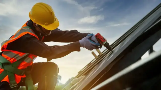 Czym zajmuje dekarz? Odkryj kluczowe obowiązki i umiejętności